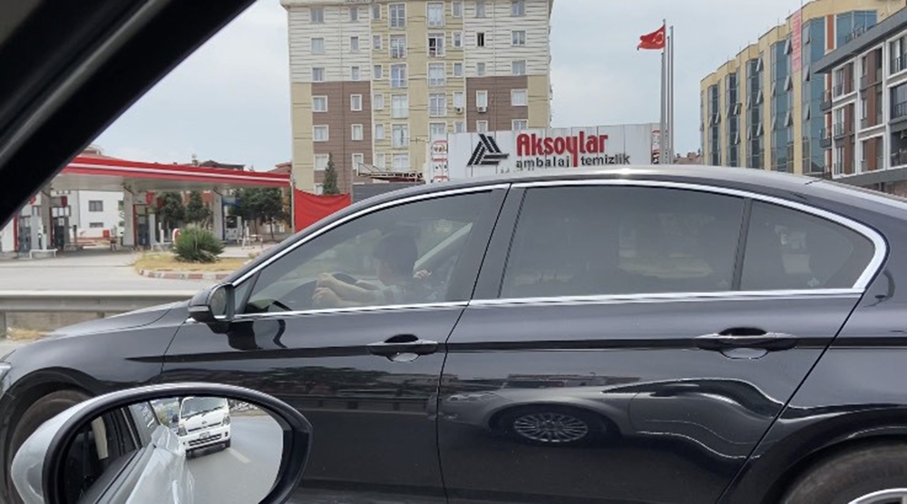Kucağında çocuğuyla araç kullandı