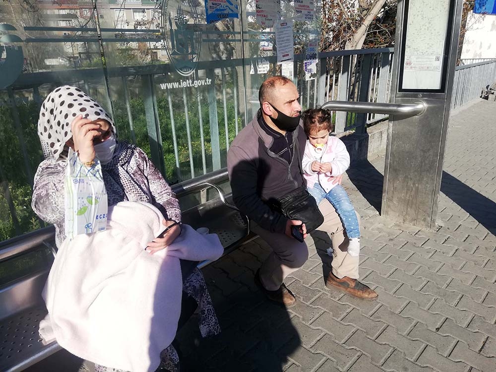 Kucağında hasta çocuğuyla dakikalarca otobüs bekledi