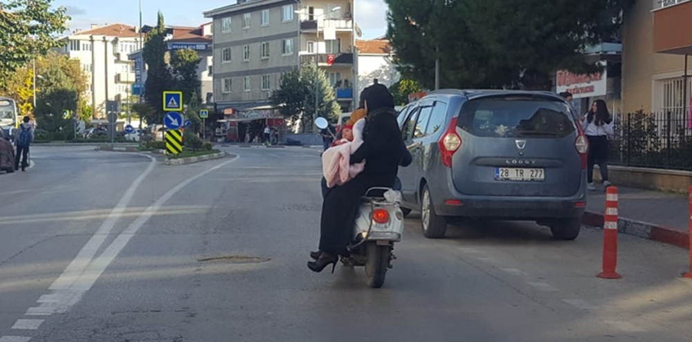 Kucaklarında Kundaktaki Bebekleriyle Böyle Yolculuk Yaptılar