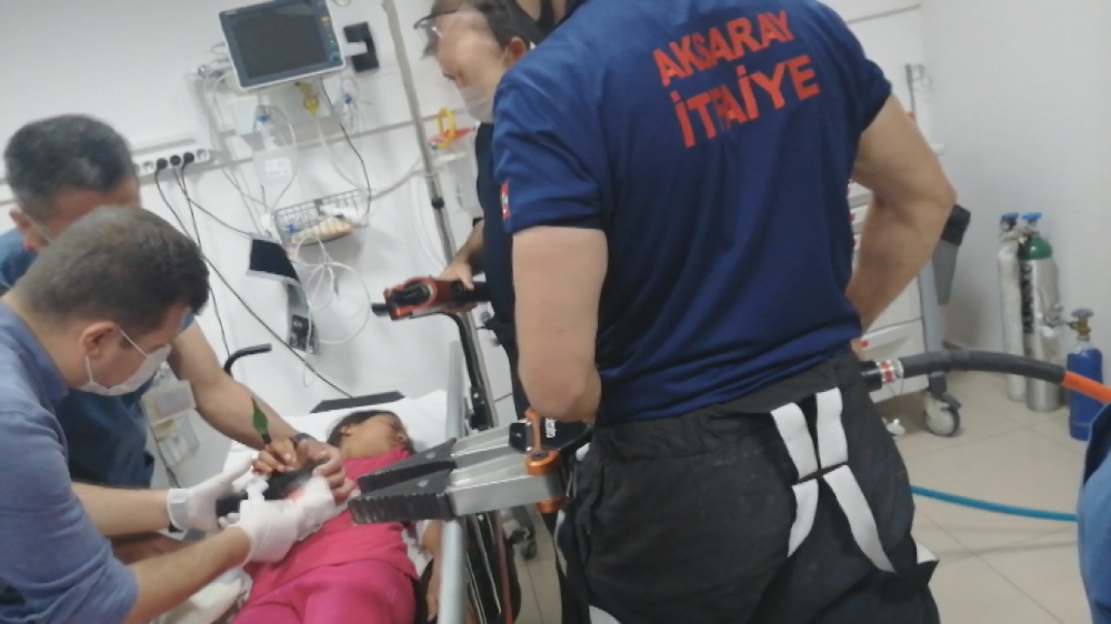 Küçük çocuk eline saplanan demirle hastaneye kaldırıldı