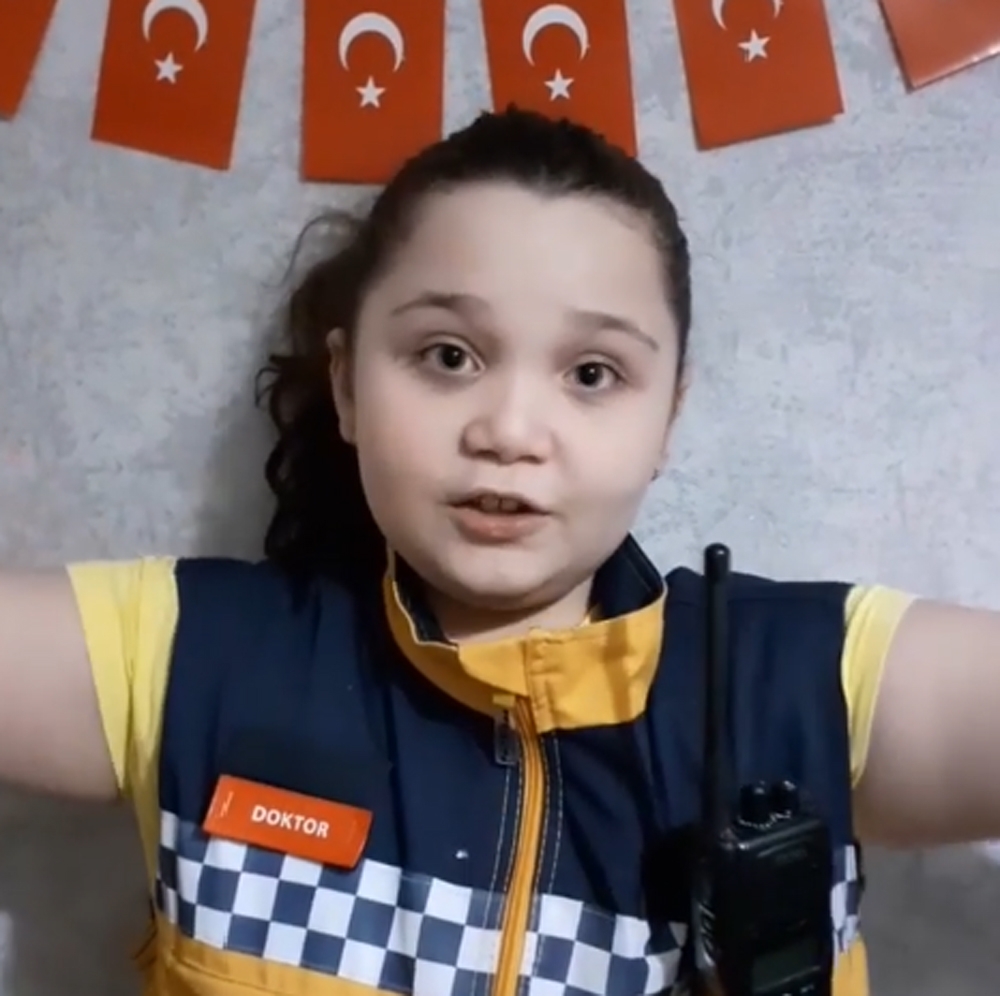 Küçük Elif tüm çocukları 23 Nisan’ı evlerinde kutlamaya davet etti