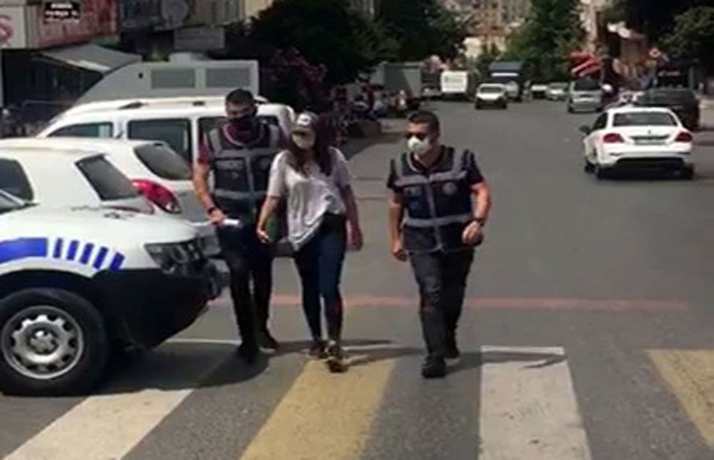 Küçük kuzenine zorla sigara içirmeye çalışan kadın adliyeye sevk edildi