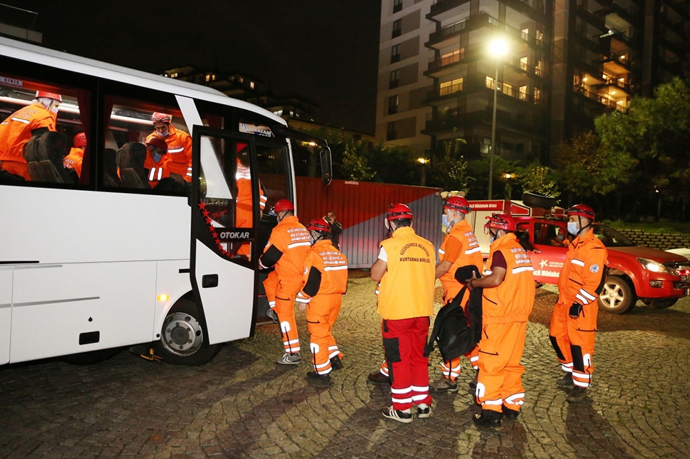 Küçükçekmece Sivil Savunma ekipleri, İzmir depremi için yola çıktı