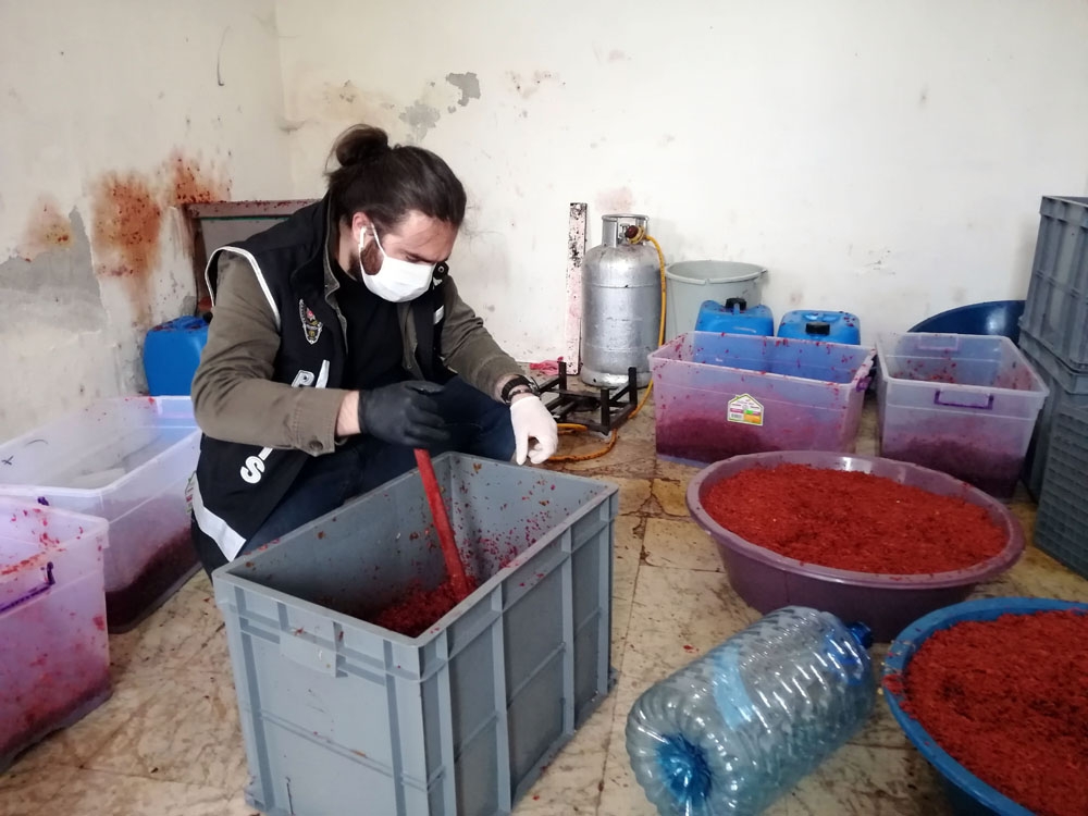 Küçükçekmece’de 1 ton 350 kilo kaçak nargile tütünü ele geçirildi