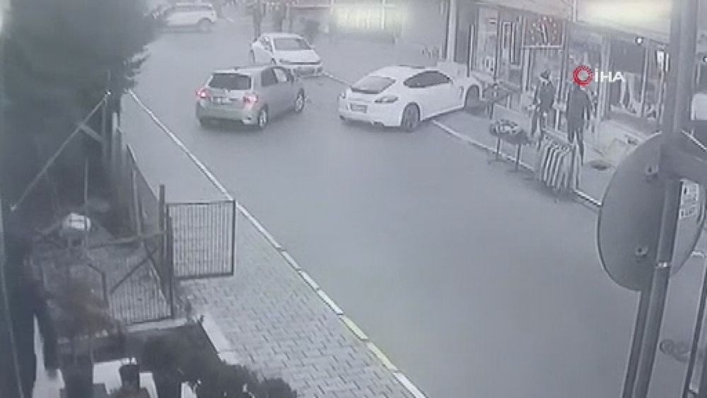 Küçükçekmece’de akıl almaz kaza kamerada