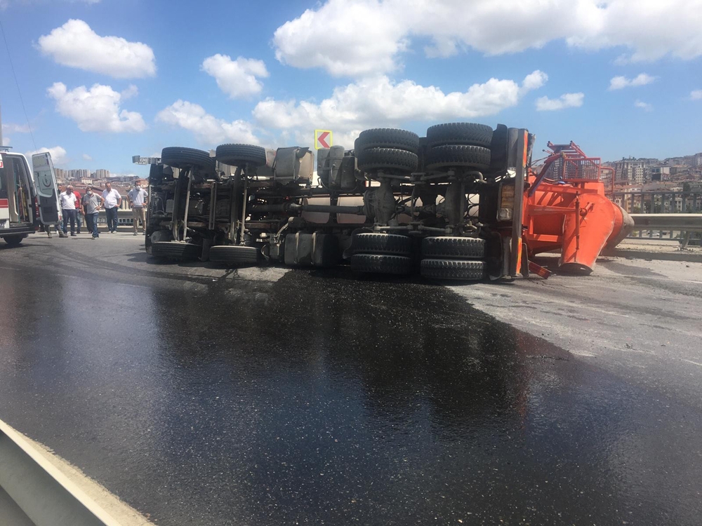 Küçükçekmece’de beton mikseri devrildi: 1 yaralı