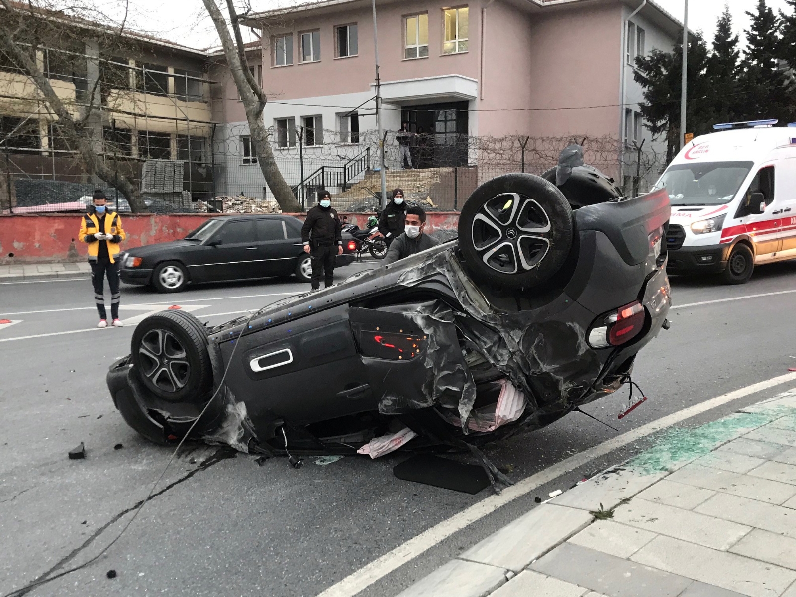 Küçükçekmece’de bir araç takla attı, sürücü ve yolcu kaza yerinden kaçtı