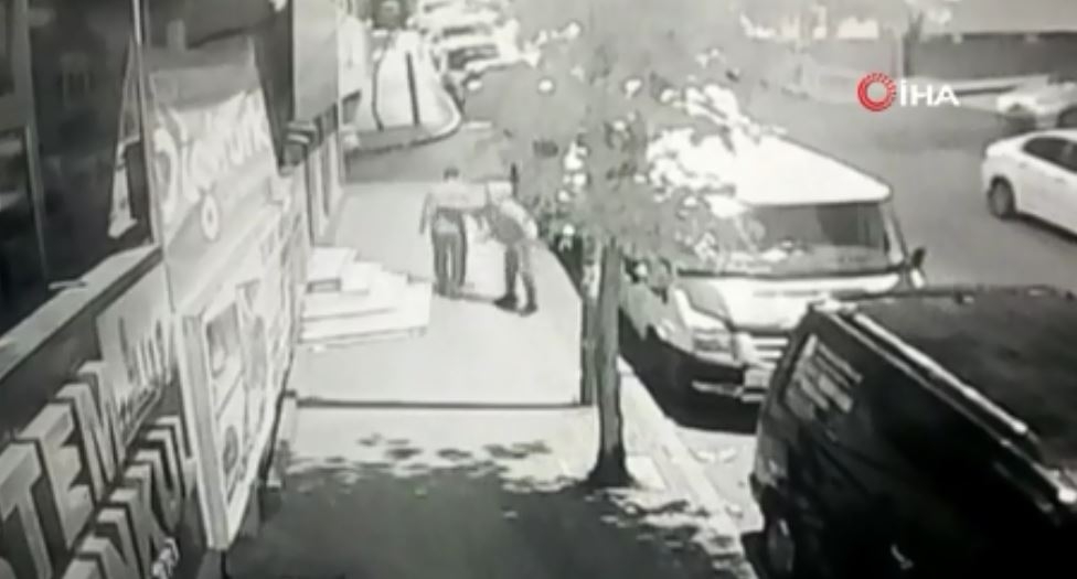 Küçükçekmece’de bir kişi yoldan geçenleri bıçakladı