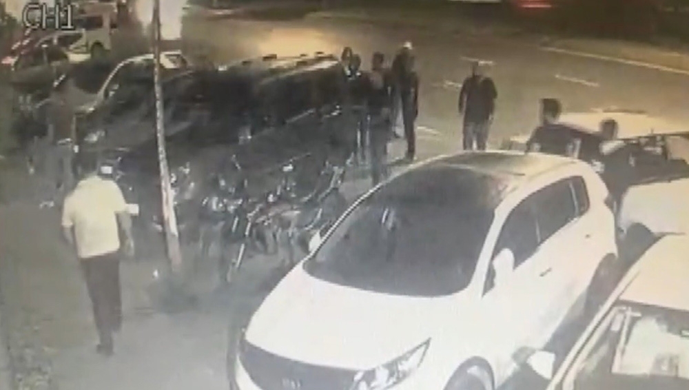 Küçükçekmece’de eğlence mekanına silahlı saldırı kamerada: 1 ölü