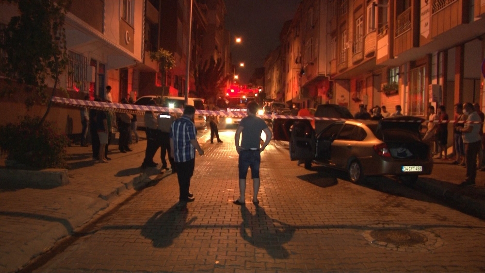Küçükçekmece’de gece vakti 2 otomobil alev alev yandı