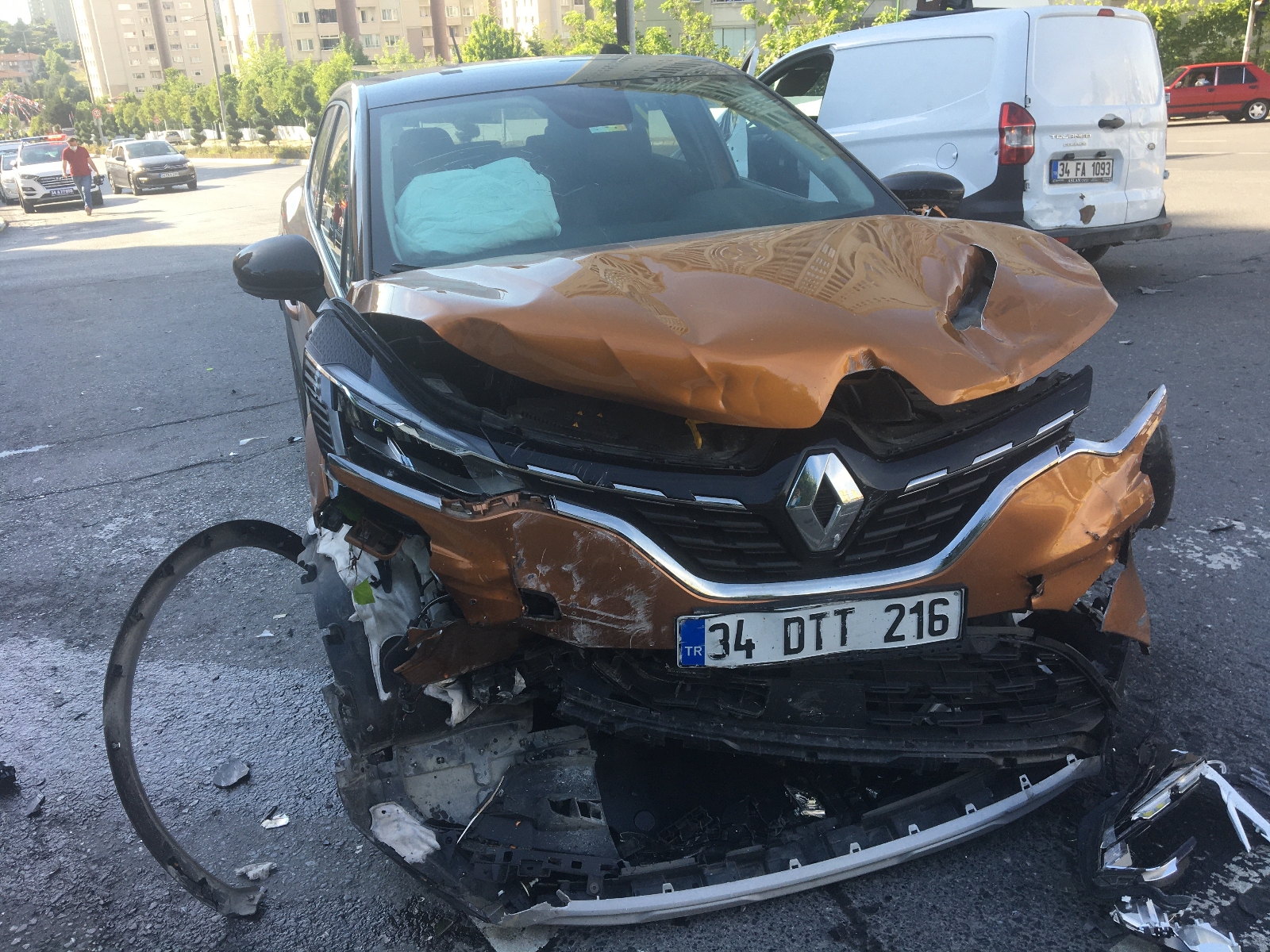 Küçükçekmece’de iki araç kafa kafaya çarpıştı: 1’i ağır 2 yaralı