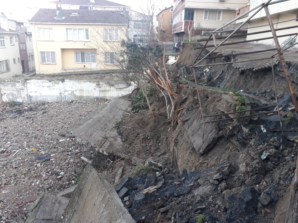 Küçükçekmece’de istinat duvarı çöken bina tahliye edildi