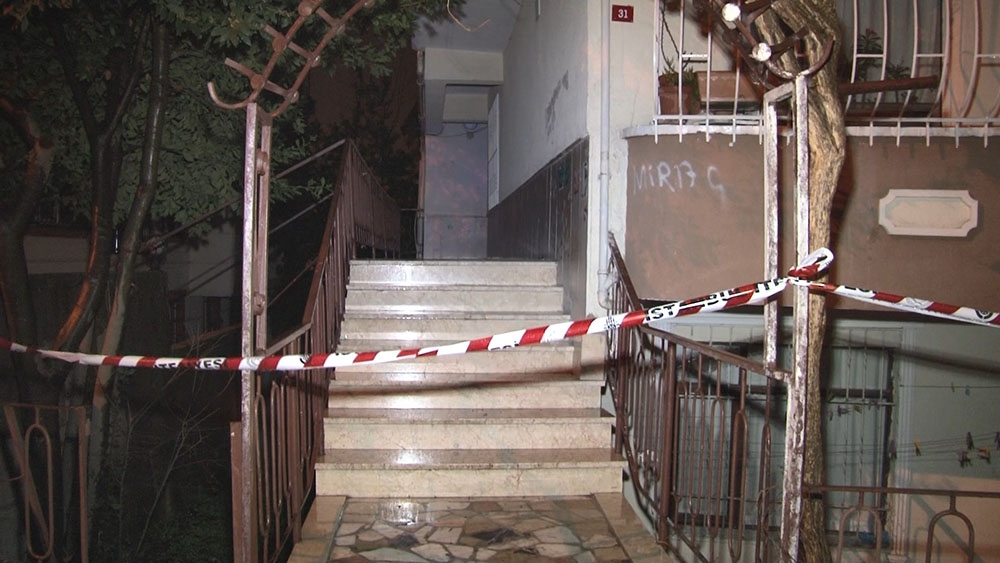 Küçükçekmece’de istinat duvarı çöktü, bir bina boşaltıldı