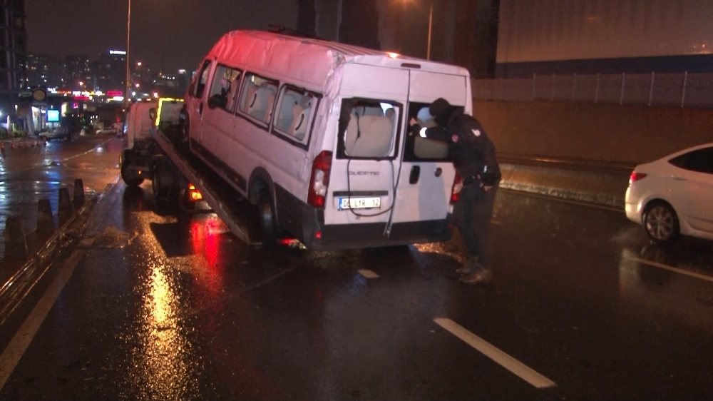 Küçükçekmece’de kaza yapan polis minibüsü yan yattı: 2 yaralı