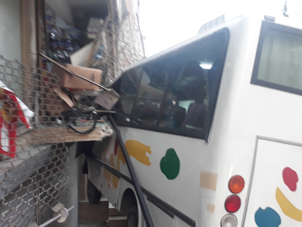 Küçükçekmece’de servis aracı markete girdi: 3 yaralı