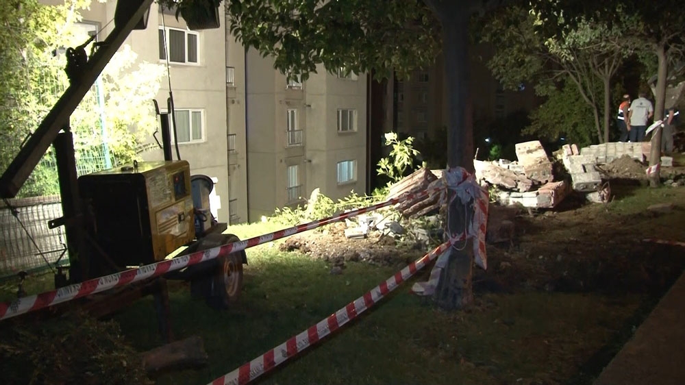 Küçükçekmece’de sitenin istinat duvarı çöktü