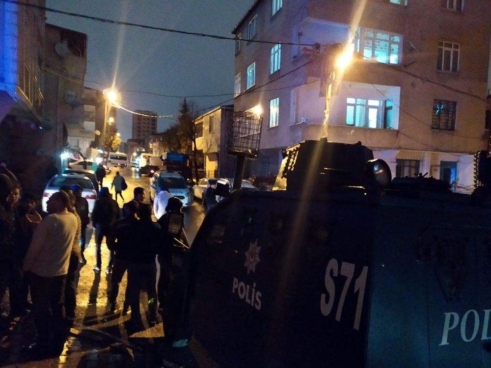 Küçükçekmecede Sokak Ortasında Silahlı Kavga: 2 Yaralı