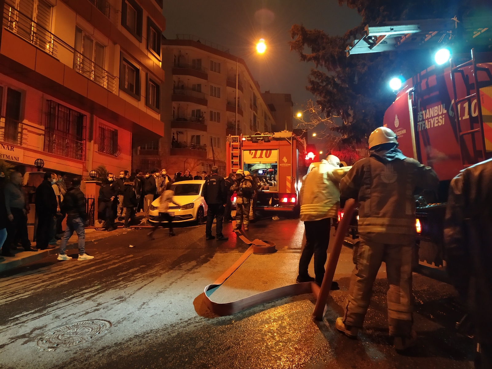 Küçükçekmece’de yangın paniği: Bina tahliye edildi