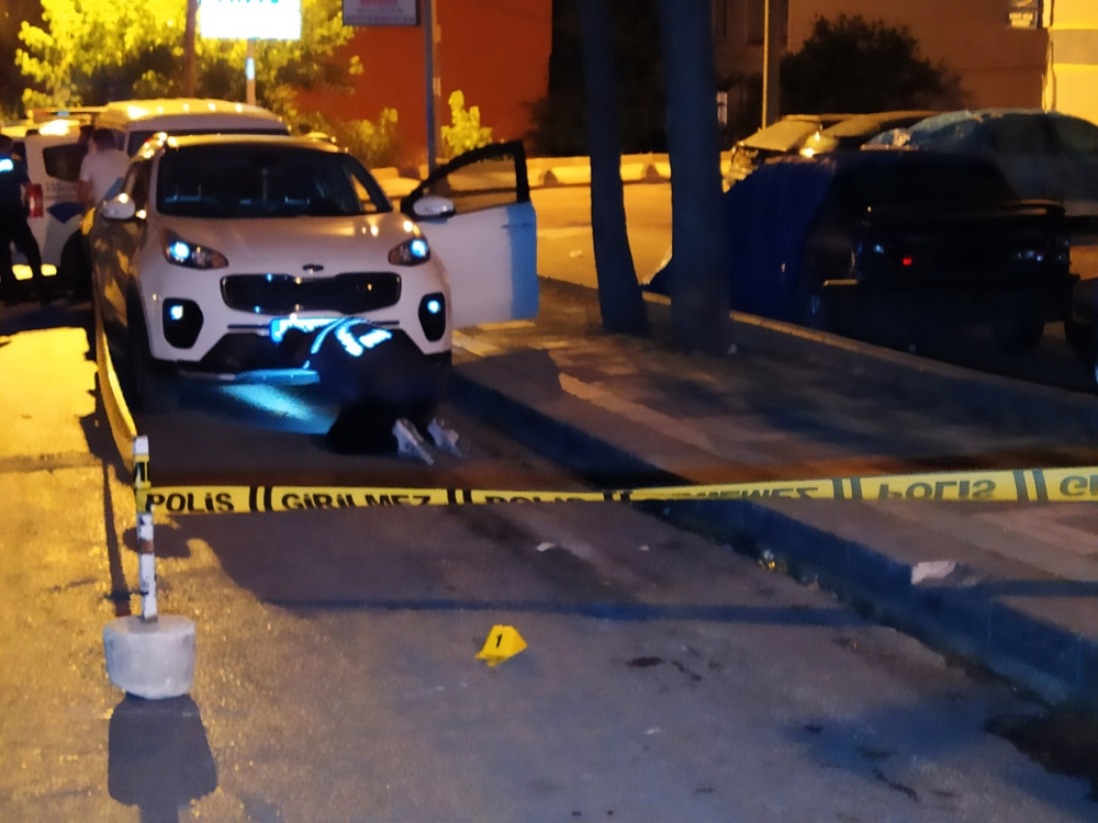 Küçükçekmece’de yol verme kavgasında silahlar konuştu: 3 yaralı