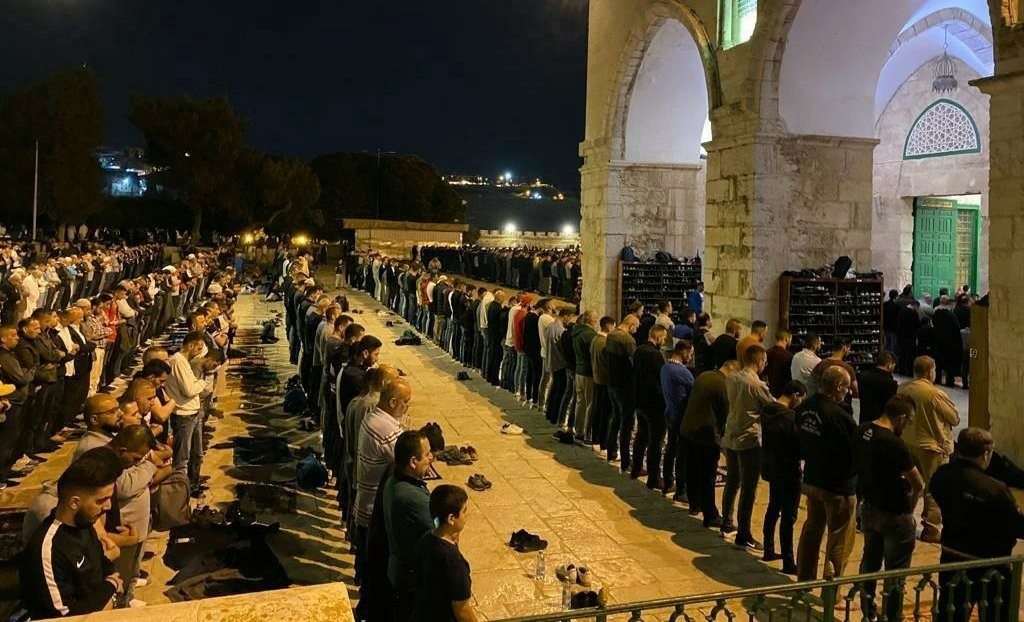 Kudüs’te binlerce Filistinli, Mescid-i Aksa’da ibadet edenlere saldıran İsrail’i protesto etti