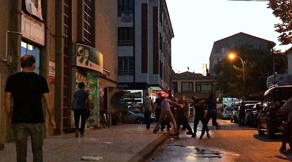 Küfür yüzünden tekmeli tokatlı kavga
