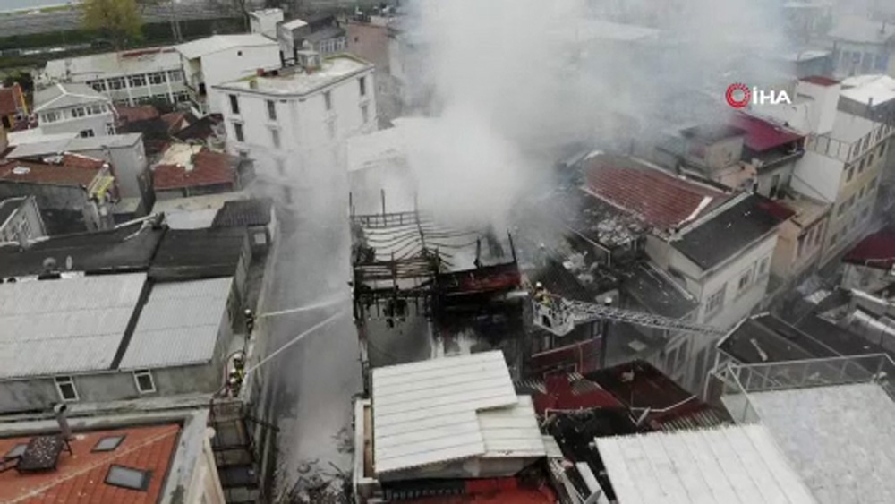 Küle dönen bina drone ile havadan görüntülendi