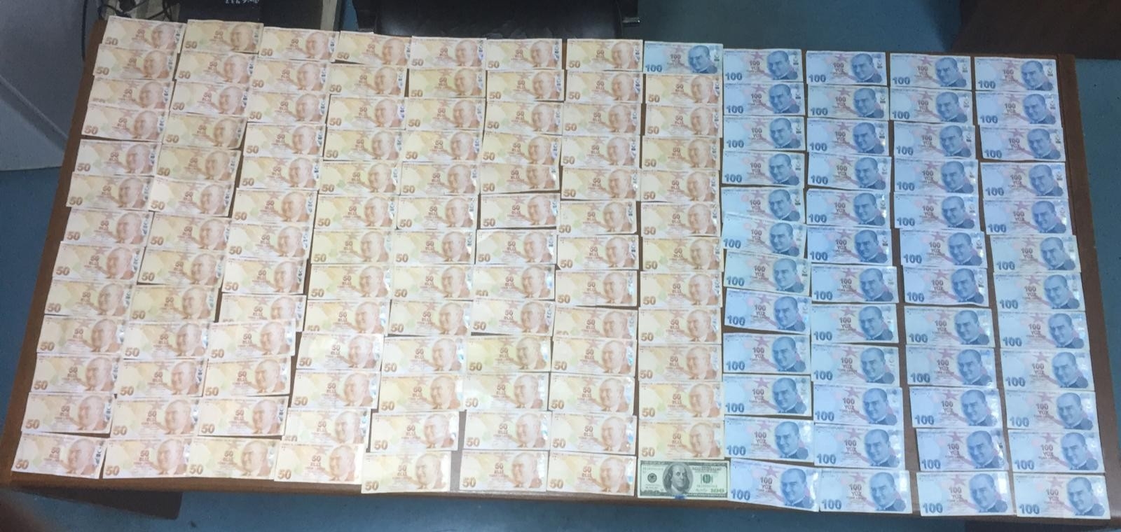 Kumar baskınında güldüren görüntü... Polisi görünce kaçacak yer aradılar