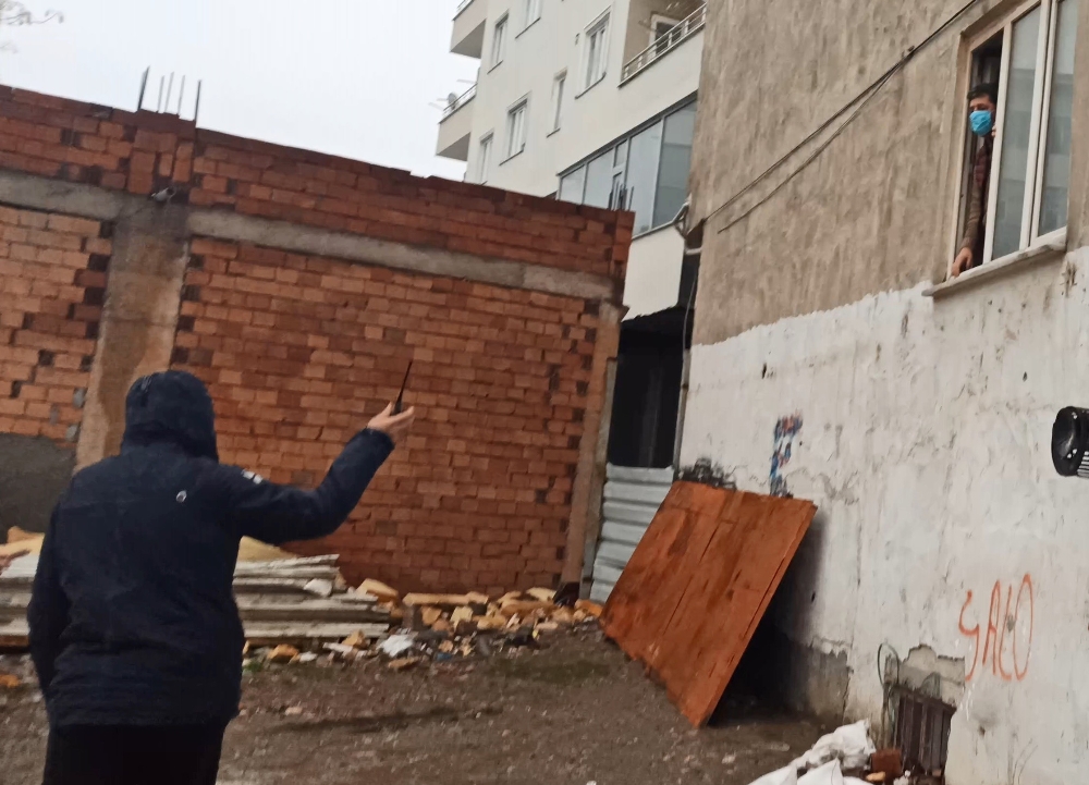 Kumar baskınında pencereden kaçarken yakalandılar