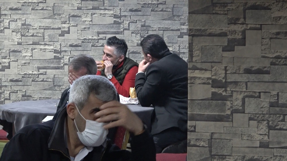 Kumar baskınında polis ceza yazarken onlar ekmek arası döner yedi