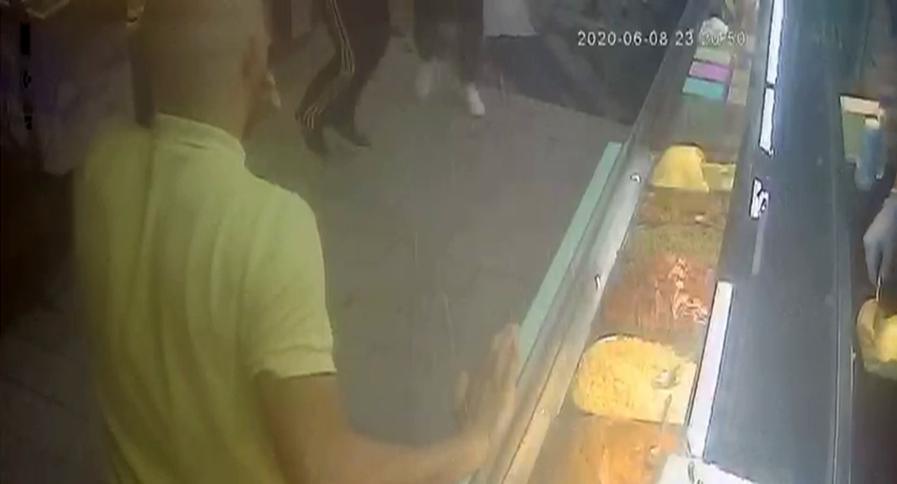 Kumpircilerin bulunduğu sokakta yolun çökme anı kamerada