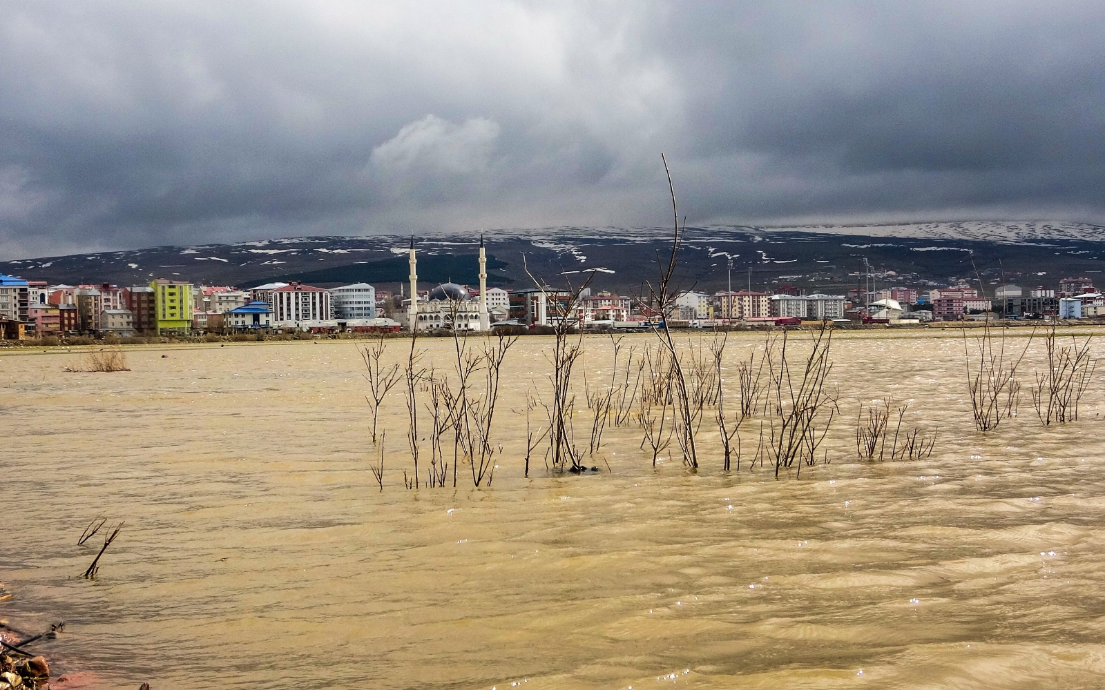 Kura Nehri taştı, tarım arazileri sular altında kaldı