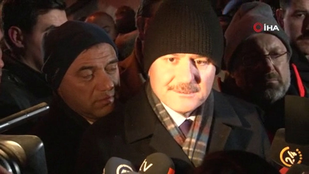 Kurtarma çalışmalarını inceleyen bakanlardan deprem açıklaması