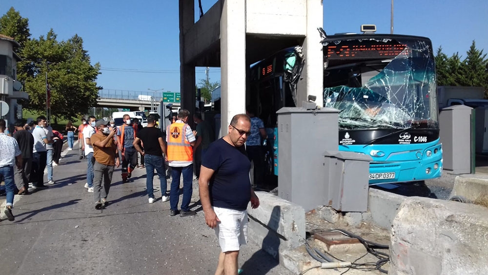 Kurtköy gişelere otobüs çarptı
