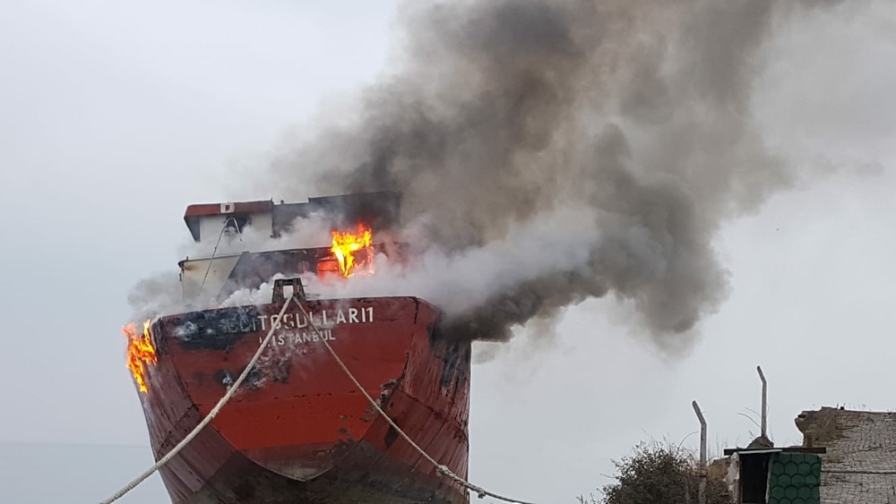 Kuru yük gemisi alev alev yandı