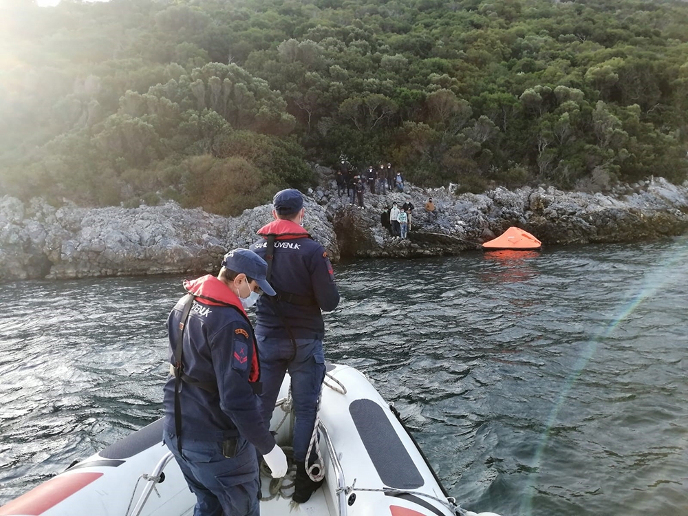 Kuşadası Körfezi’nde 21 düzensiz göçmen kurtarıldı