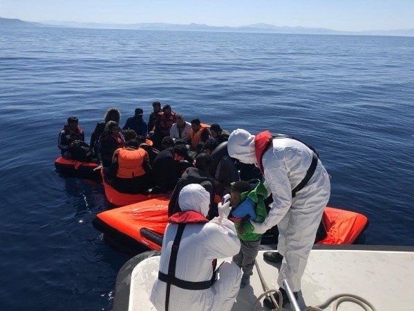 Kuşadası Körfezi’nde 30 göçmen kurtarıldı