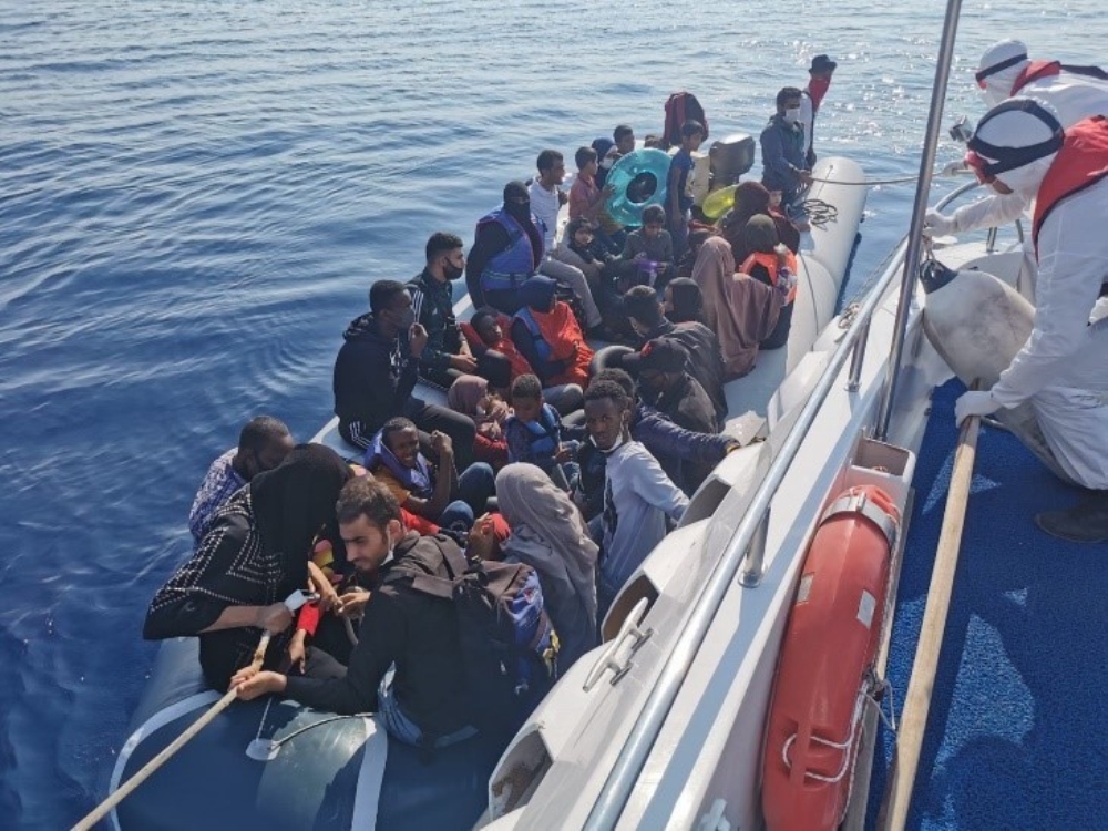 Kuşadası Körfezi’nde Yunanistan’ın geri ittiği 40 düzensiz göçmen kurtarıldı