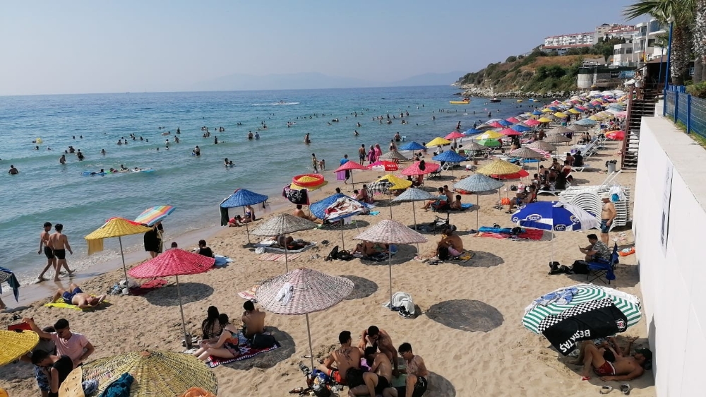 Kuşadası plajlarında insan seli