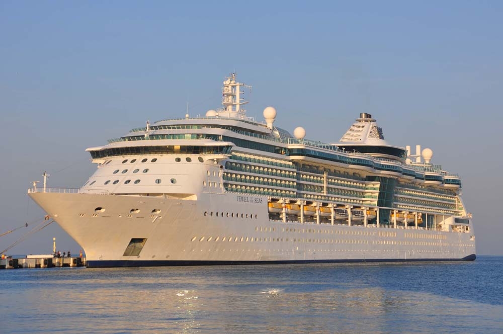 Kuşadasına Dev Kruvaziyer 2 Bin 255 Yolcu Getirdi