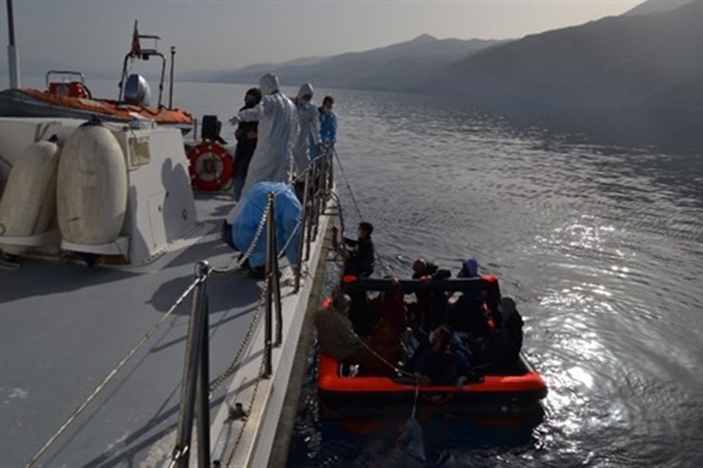 Kuşadası’nda 13 düzensiz göçmen kurtarıldı