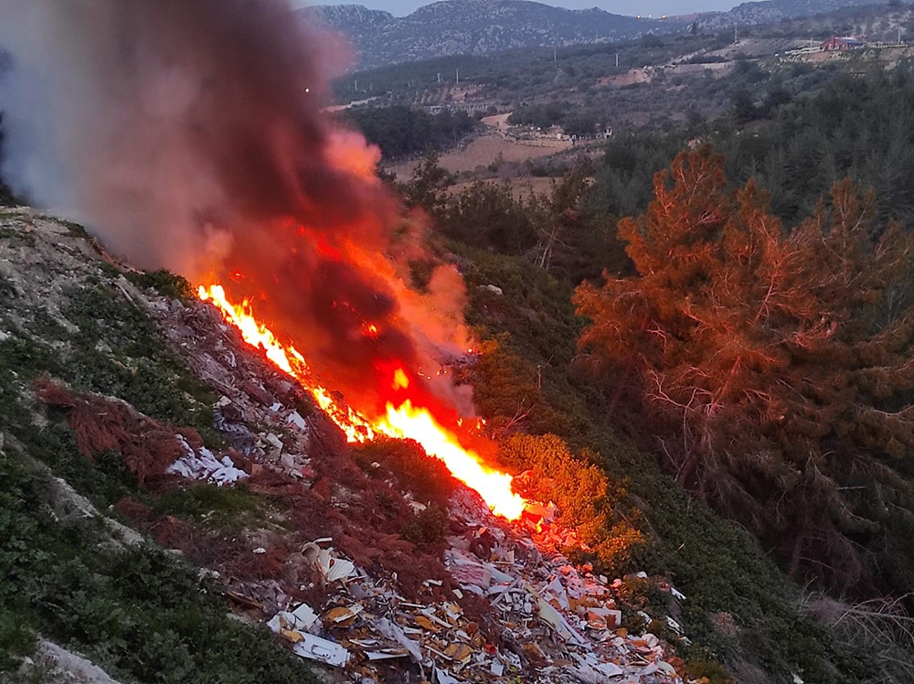 Kuşadası’nda hafriyat döküm alanında yangın çıktı