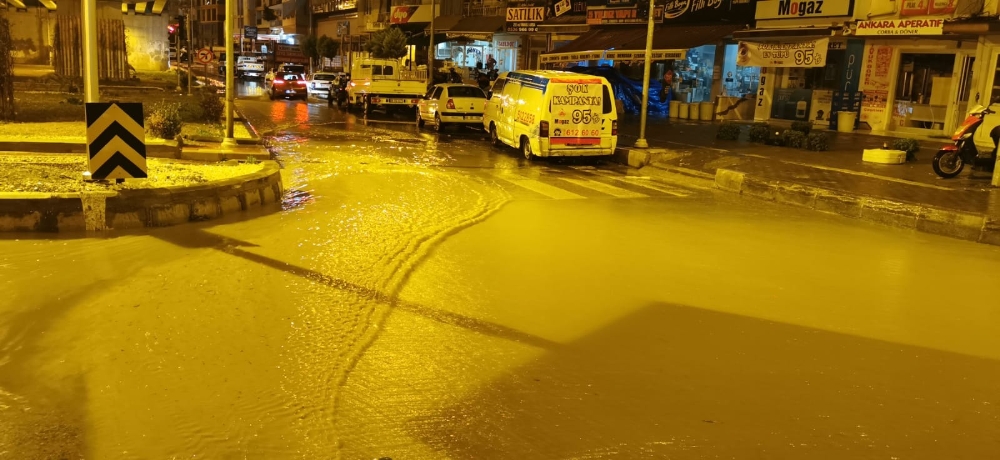 Kuşadası’nda sağanak sonrası istinat duvarı çöktü, yollar göle döndü