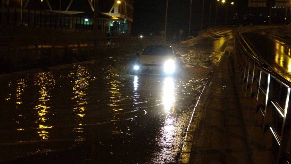 Kuşadası‘Nda Sağanak Yağış Ve Fırtına Etkili Oldu