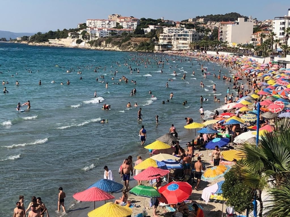 Kuşadası’nda sıcaktan bunalan plaja koştu