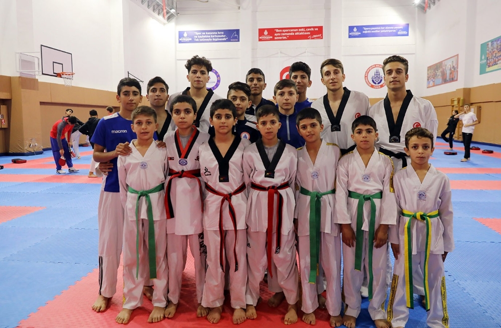 Küskü Ailesi 20 sporcusuyla evlerinin bodrumunda çalışıyor