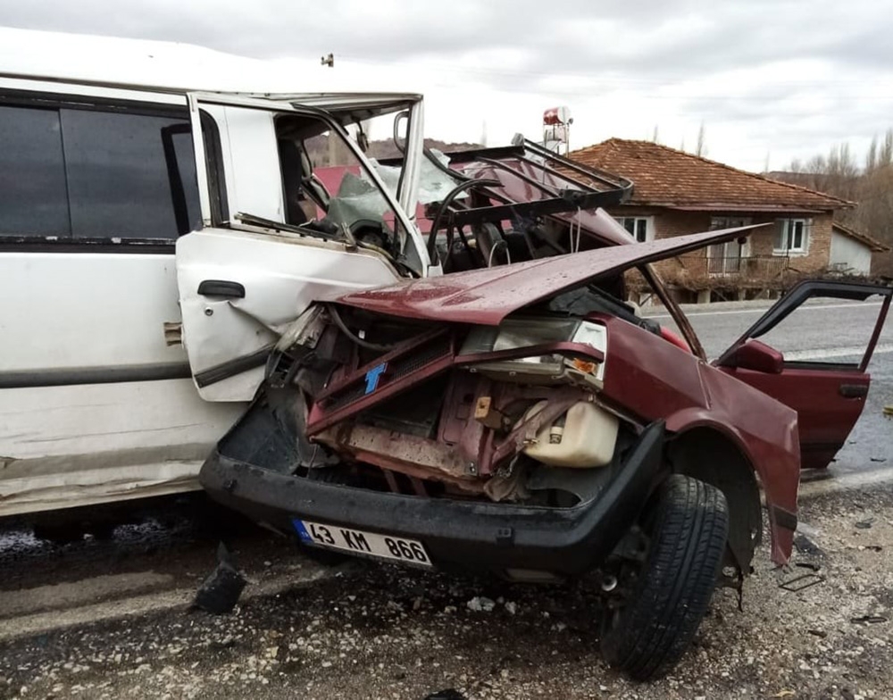 Kütahya’da trafik kazası: 2 ölü, 1 yaralı