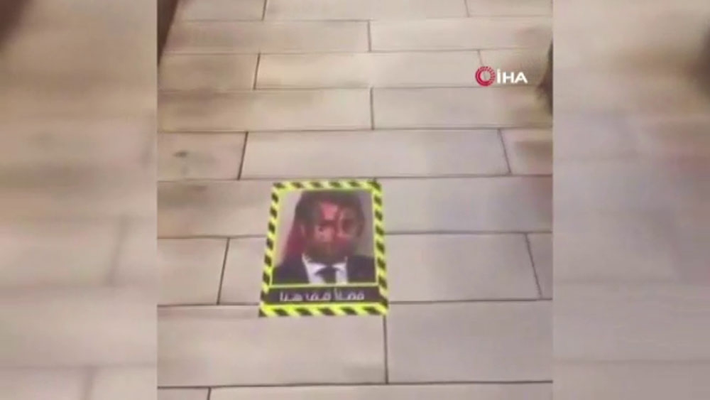 Kuveyt’te Macron’un fotoğrafı bir restoranın giriş zeminine yapıştırıldı