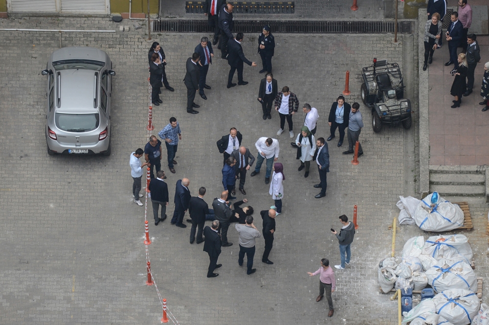 Kuyumcu Kentin Çatısından Düşen Genç Ağır Yaralandı