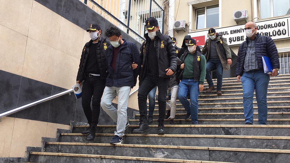 Kuyumcuda soygun girişimi kamerada