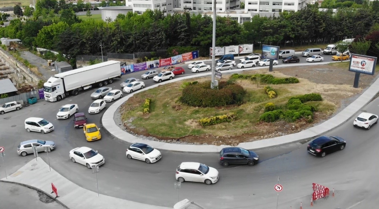 Kuyumcukent’te İBB’nin yaptığı kavşak çalışması trafiği kilitledi